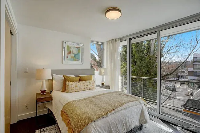 2 bed, 2.5 bath, 1070 sqft, $4,500 — Photo 2