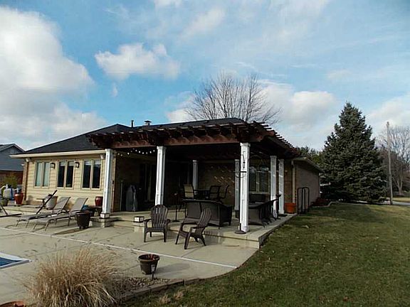 4th image of 523 Summit Dr