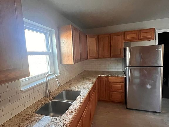 3rd image of 3424 NE Pioneer Blvd