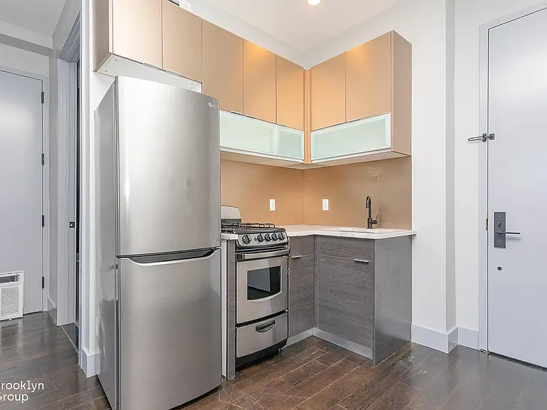 56 Box St #6B — Photo 2