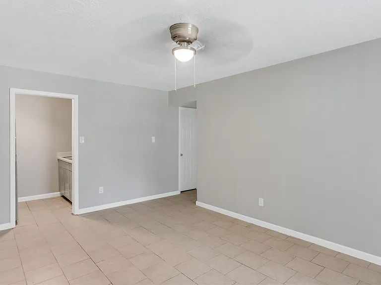 122 E Crosstimbers St #106 — Photo 5