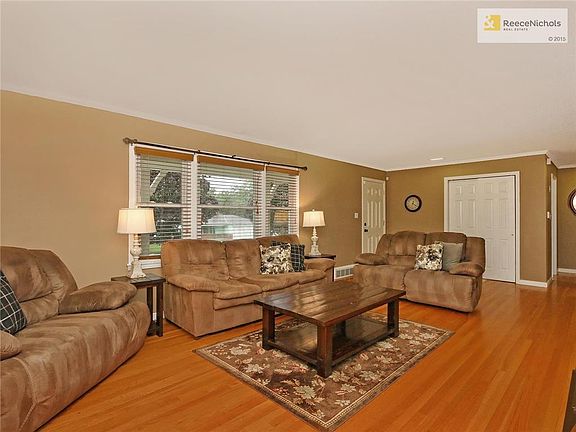 4th image of 404 E 78th St