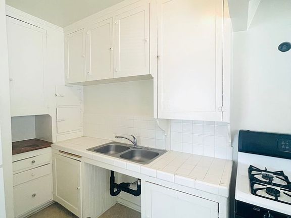 3rd image of 847 Poli St Suite 5
