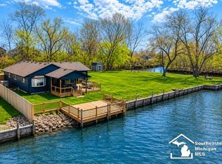 35342 Lake Dr, Brownstown, MI 48173