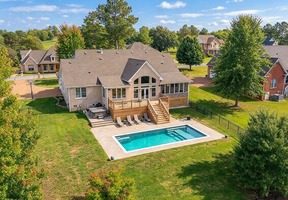 1st image of 524 Country Club Dr
