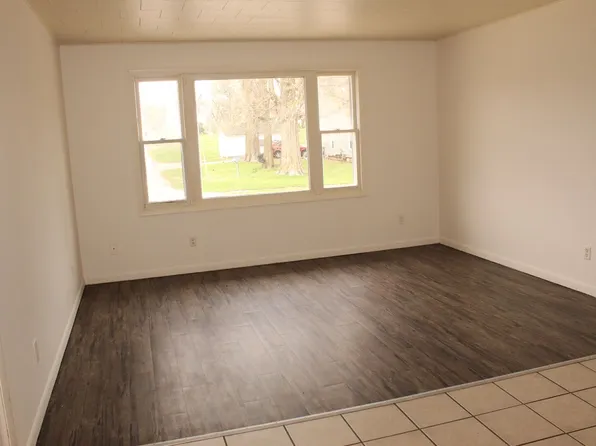 200 W Commercial St, 200 Commercial St APT B8, White Heath, IL 61884