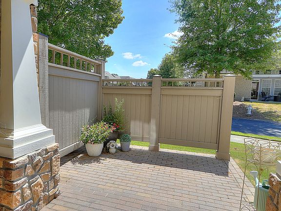 5th image of 2845 Middlecreek Way