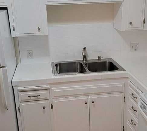 2nd image of 3160 Lincoln Ave #5