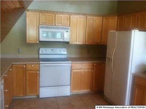 4th image of 1297 Thunderbird Dr N