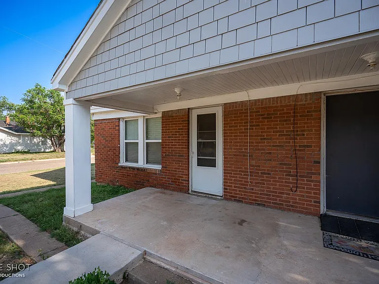 2744 Russell Ave — Photo 3