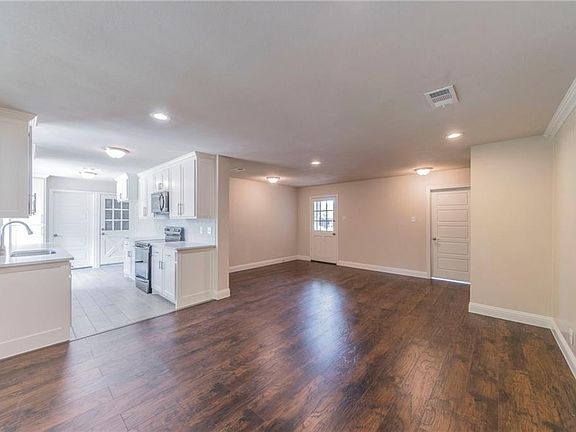 5th image of 825 McCurry Ave