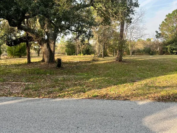 205 Livingston Dr, Pass Christian, MS 39571