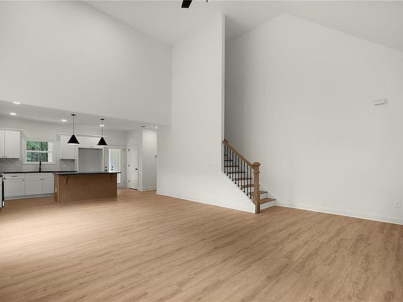 5th image of 121 Harrison Ln NE