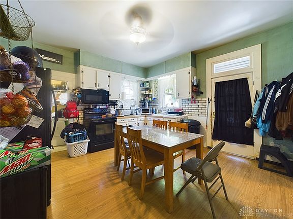 4th image of 228 E Main St
