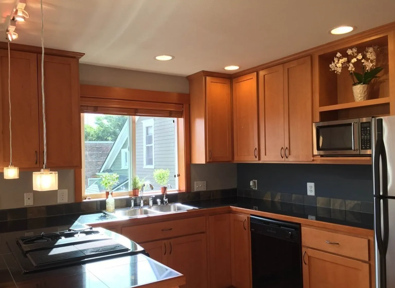 3 bed, 1310 sqft, $4,195 — Photo 3
