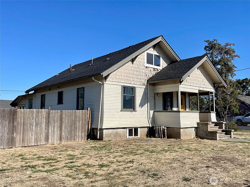 2nd image of 1004 W Willow Street