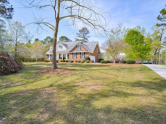 3rd image of 1490 Country Club Cir