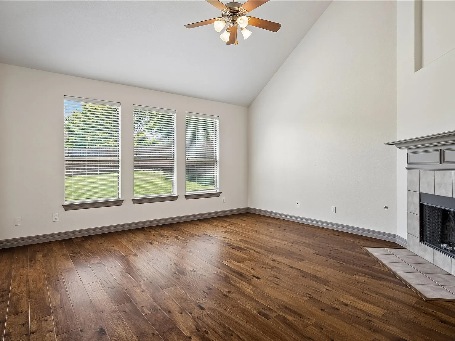 4 bed, 3.5 bath, 3300 sqft, $3,000 — Photo 4