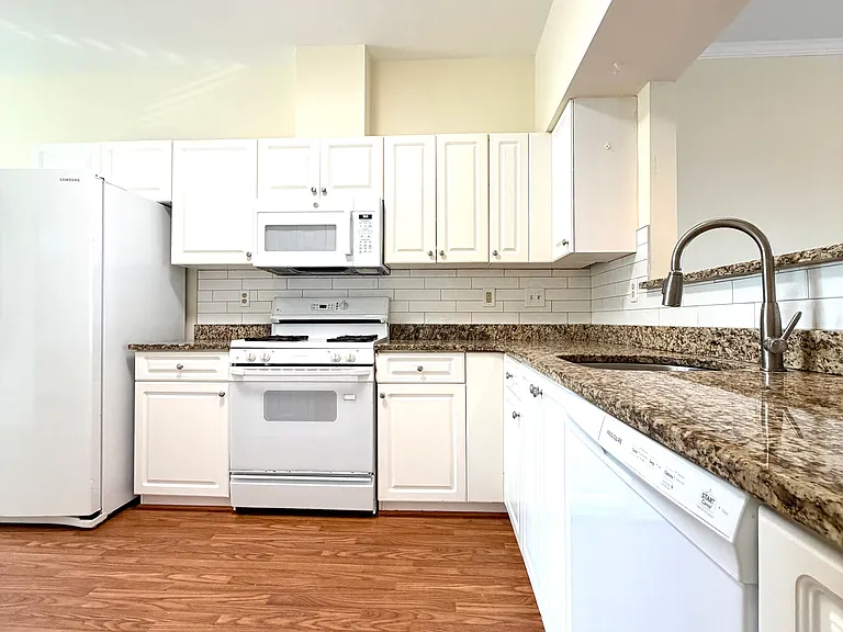 2543 Selkirk Ct — Photo 6