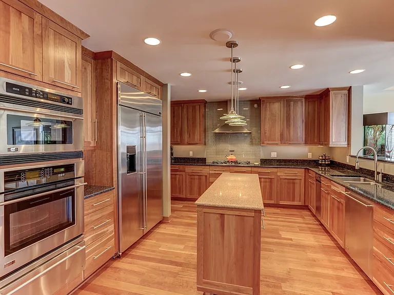 1070 Grandview Ct NE — Photo 2