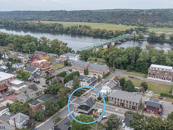 Close to shops and restaurants!