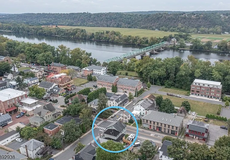 Close to shops and restaurants!