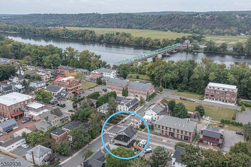 Close to shops and restaurants!