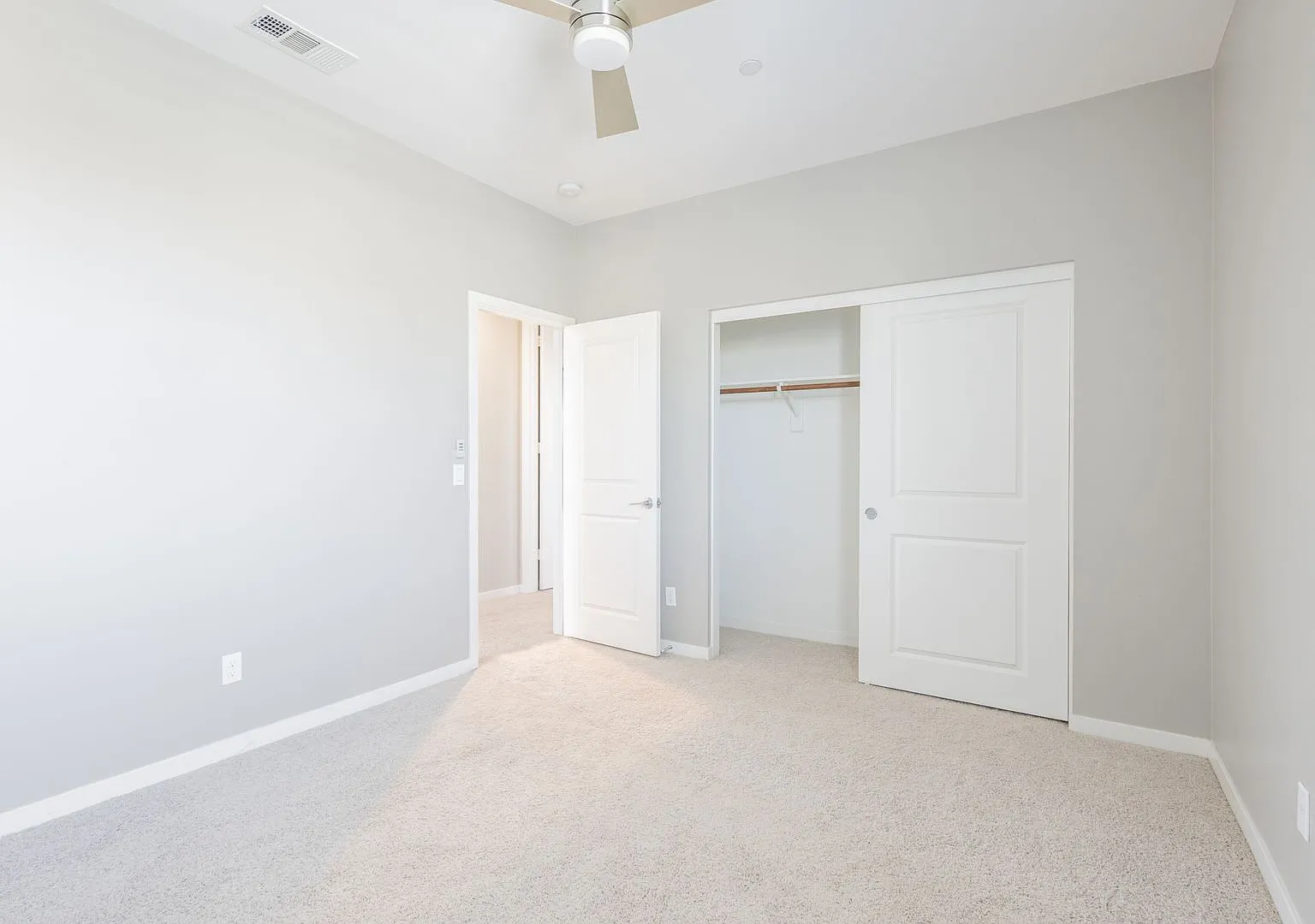 Beautiful Single-Family Home in Prime Ontario Location Your Perfect New Home! — Photo 4