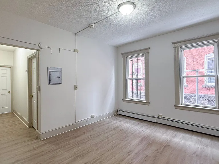 31-33 Bond St — Photo 10