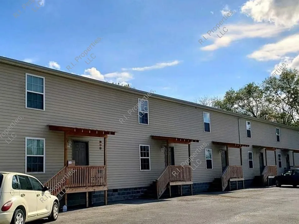 2080 Railroad St #2