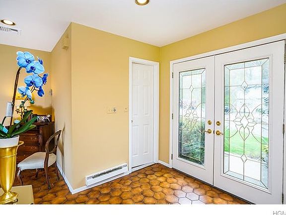 2nd image of 370 Heather Ct