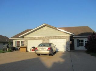 718 Meadow Ln, Peculiar, MO 64078