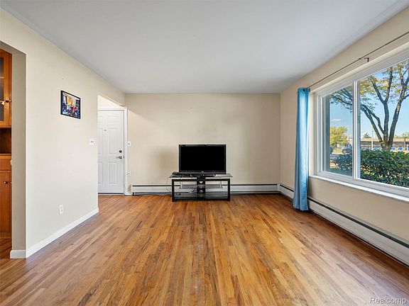 5th image of 2915 W 13 Mile Rd #Apt 101