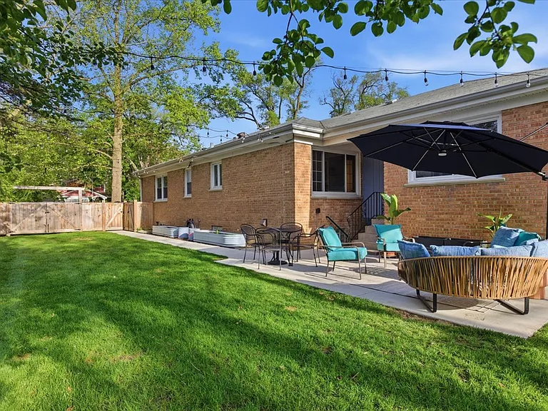 9237 Lincolnwood Dr — Photo 40