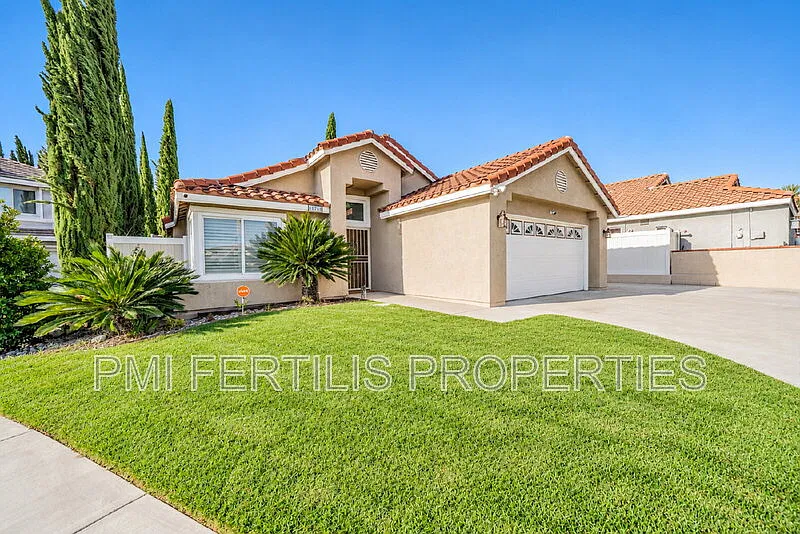 3 bed, 2.0 bath, 1556 sqft, $3,300 — Photo 3