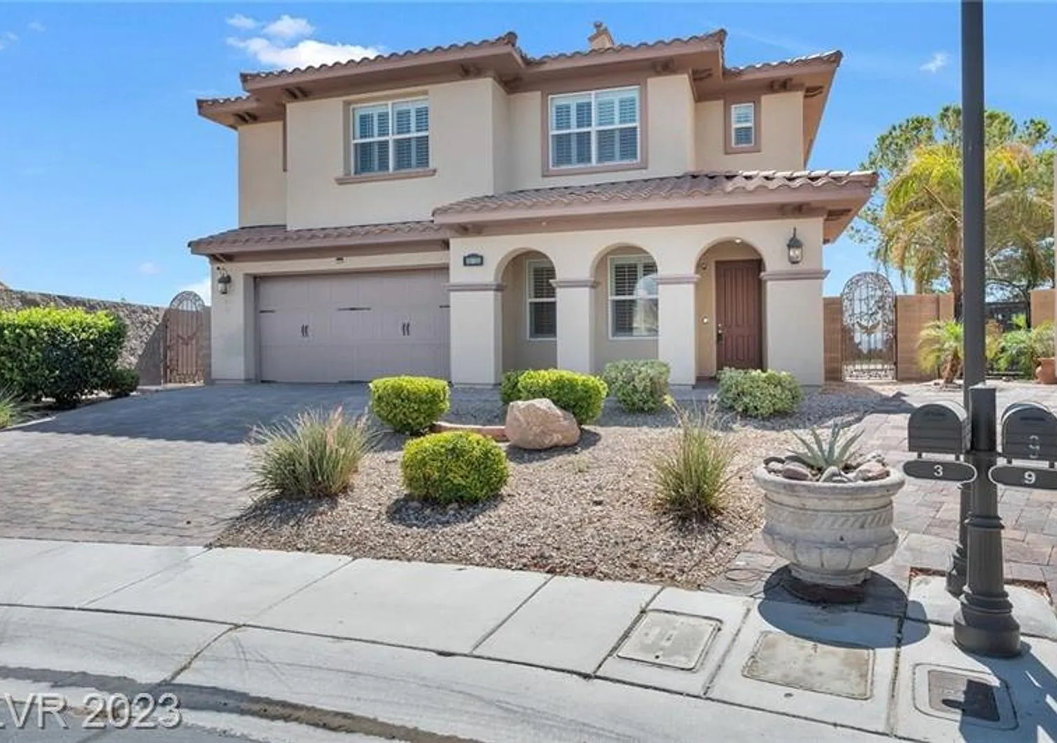 Rare and stunning 5 bedroom 4117sqft property with pool and spa in the backyard. — Photo 3