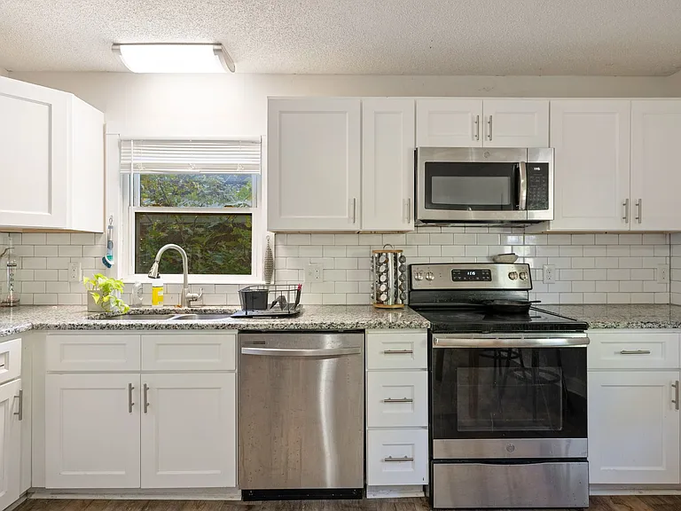 1007 N Hyde Park Ave — Photo 6