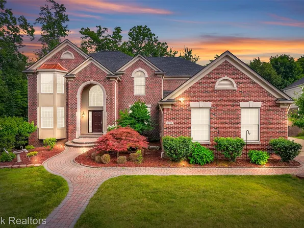 7083 Chatham Ct, West Bloomfield, MI 48322