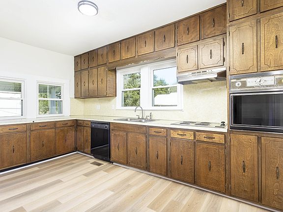 3rd image of 124 Gothard St
