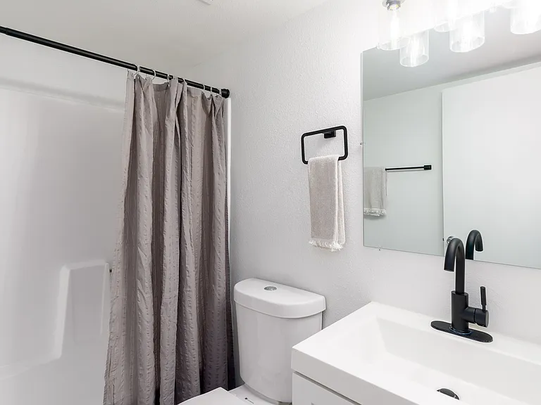 Hall bath with modern finishes