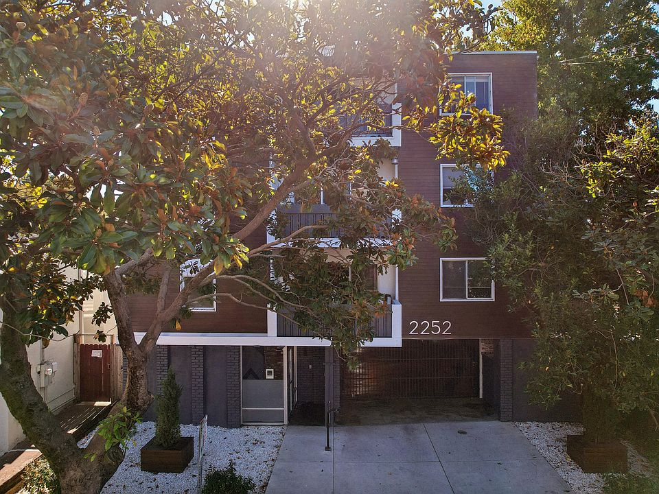 Front exterior view of the apartment building at 2252 Parker St, Berkeley, CA 94704, USA