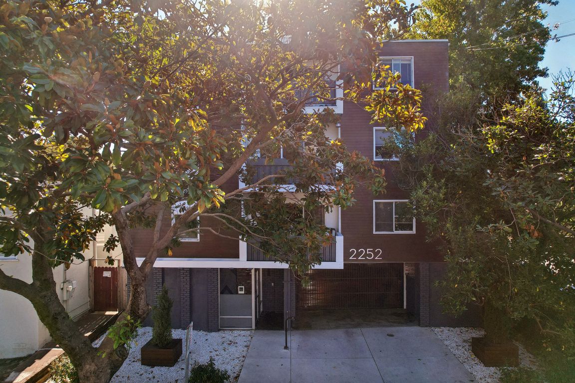 Front exterior view of the apartment building at 2252 Parker St, Berkeley, CA 94704, USA