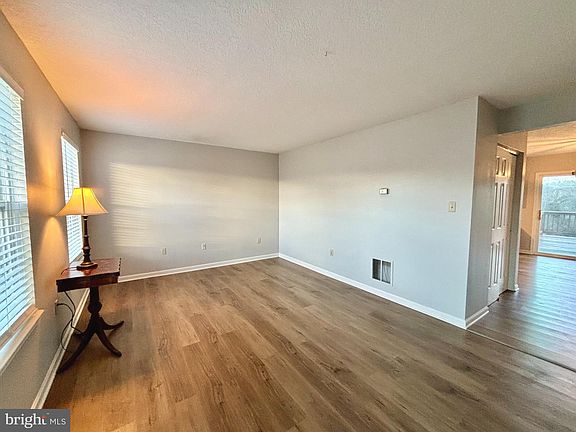 4th image of 310 Charles Cir