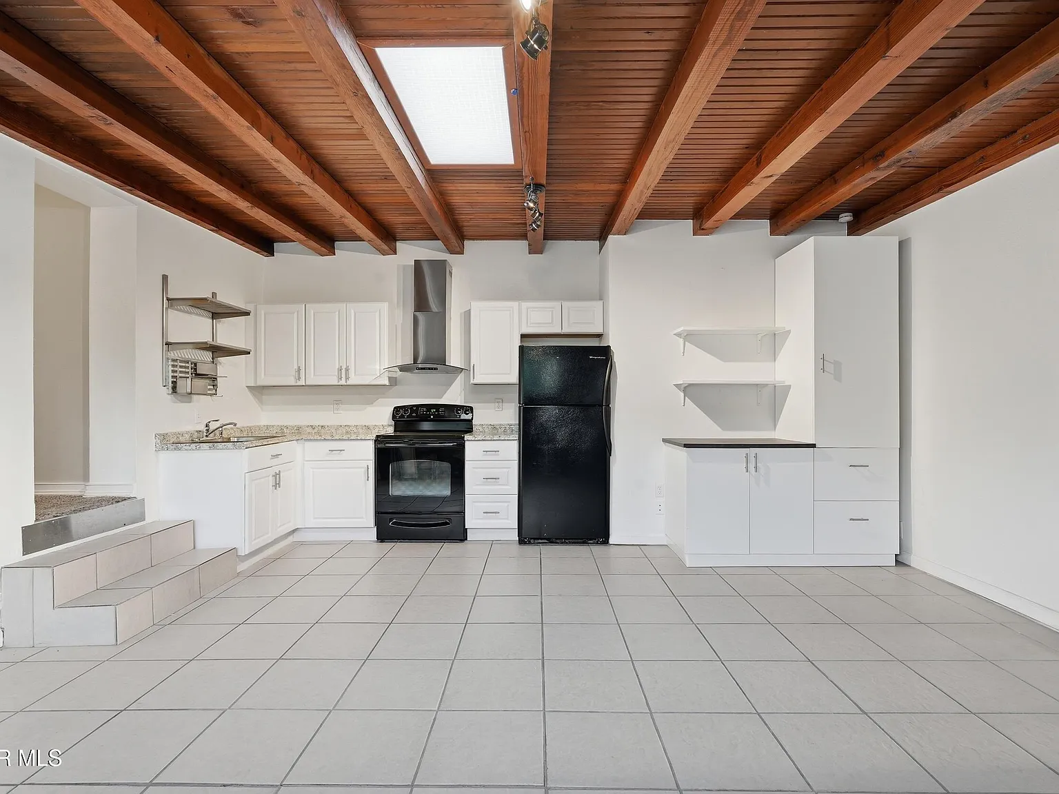 4 bed, 3.0 bath, 2424 sqft, $2,400 — Photo 3
