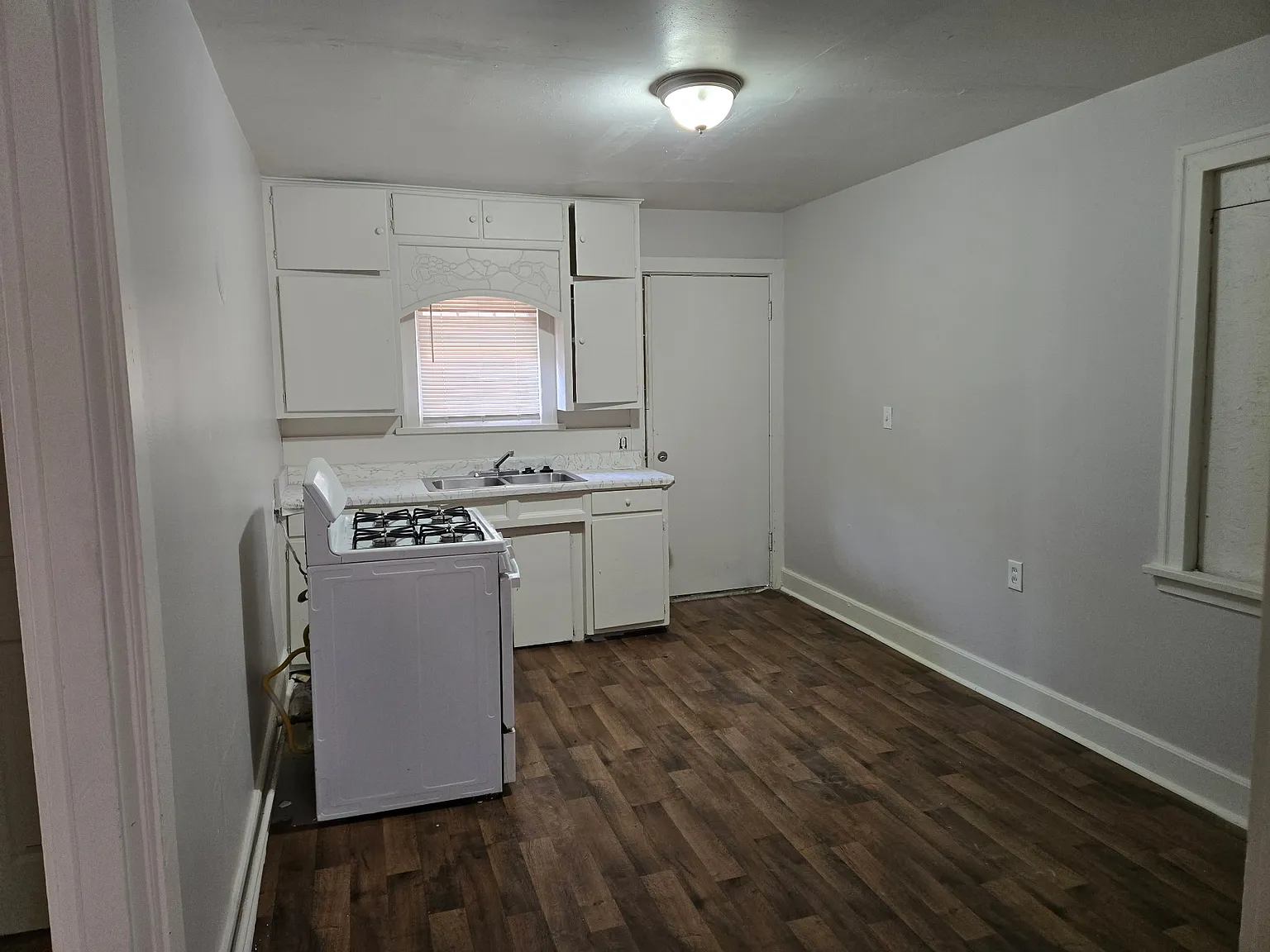 706 W16th - . — Photo 3