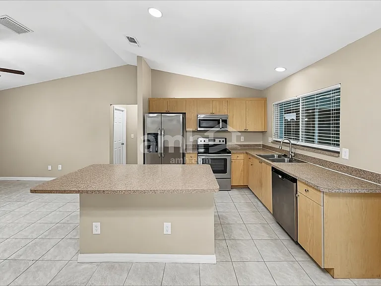 1668 SE Nancy Ln — Photo 4
