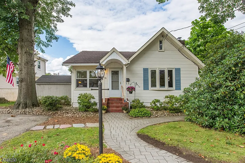 96 Lake Shore Dr photo 1