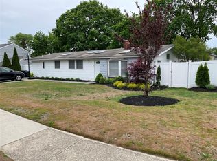 2 Flintlock Ln, Selden, NY 11784