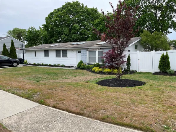 2 Flintlock Lane, Selden, NY 11784