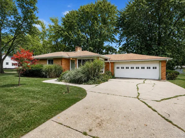 4499 S Linden Rd, Flint, MI 48507